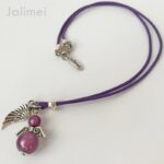 Lederbandkette Engelchen lila – Bild 2