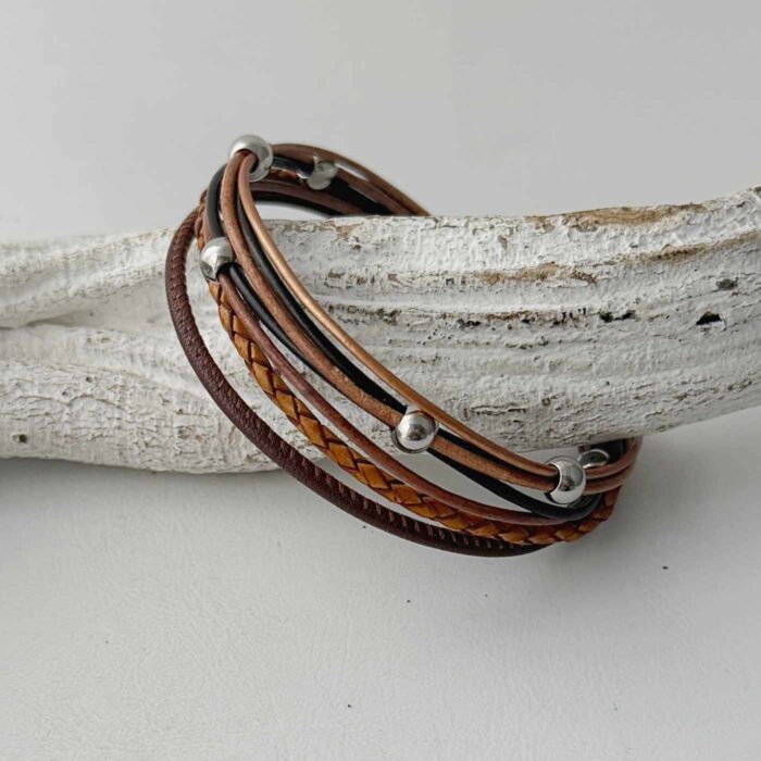 feines Lederarmband braun mit Perlen