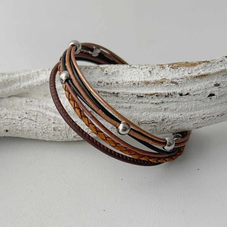 feines Lederarmband braun mit Perlen