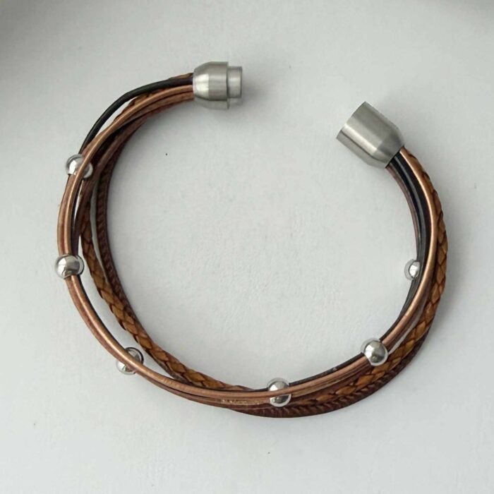 Armband aus feinen braunen Lederbändern mit Perlen