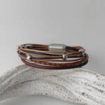 Armband aus braunen Lederbändern mit Magnetverschluss