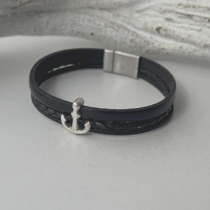 das Lederarmband mit einem Anker in schwarz