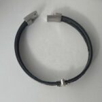 das schöne Lederarmband mit einem Anker in schwarz