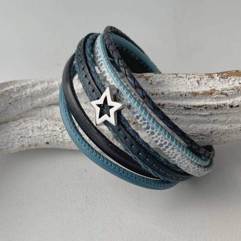das Lederarmband mit einem Stern in blau
