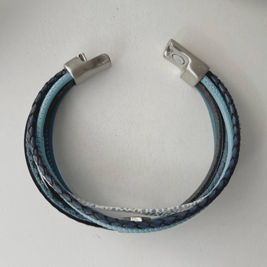 das Lederarmband mit einem Stern blau