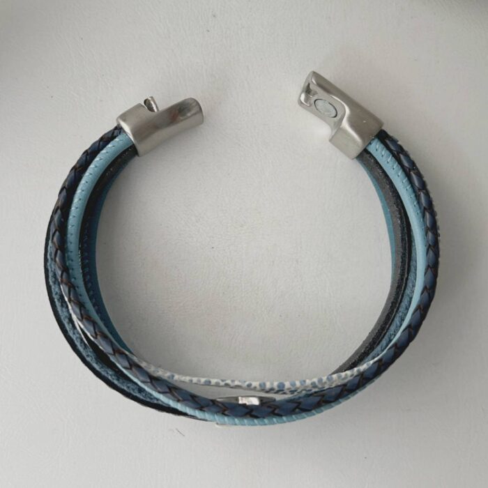 das Lederarmband mit einem Stern blau