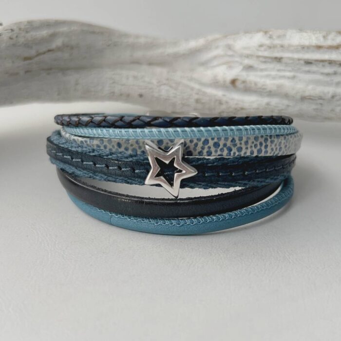 das Lederarmband mit Stern blau