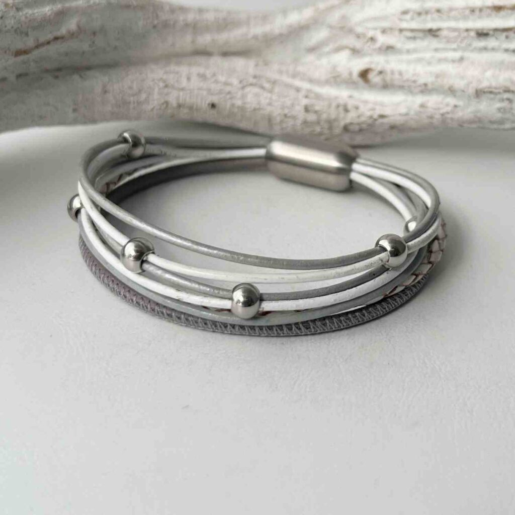 das schöne Lederarmband Nappa in grau-weiß