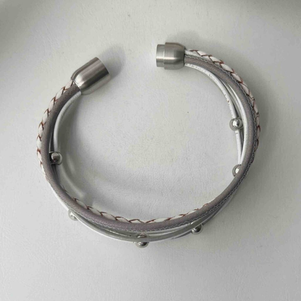 das schöne Lederarmband Nappa grau-weiß