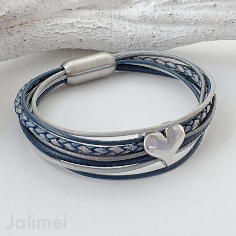 Lederarmband mit schön geformten Herz in blau und grau