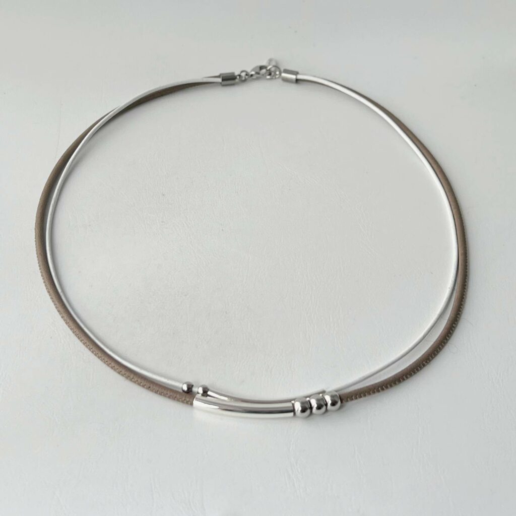 Ledercollier mit Röhrchen und Perle in taupe