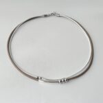 Ledercollier mit Röhrchen und Perle in taupe