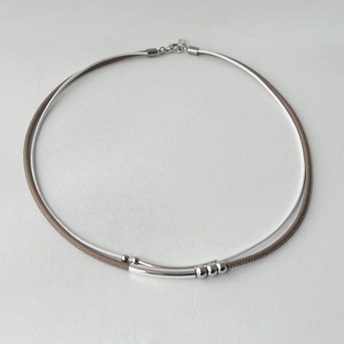 Ledercollier mit Röhrchen und Perle in taupe