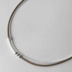 feines Ledercollier mit Röhrchen und Perle in taupe