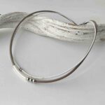 feine Ledercollier mit Röhrchen und Perle taupe