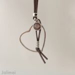 lange Kette mit offenem Herzanhänger in grau