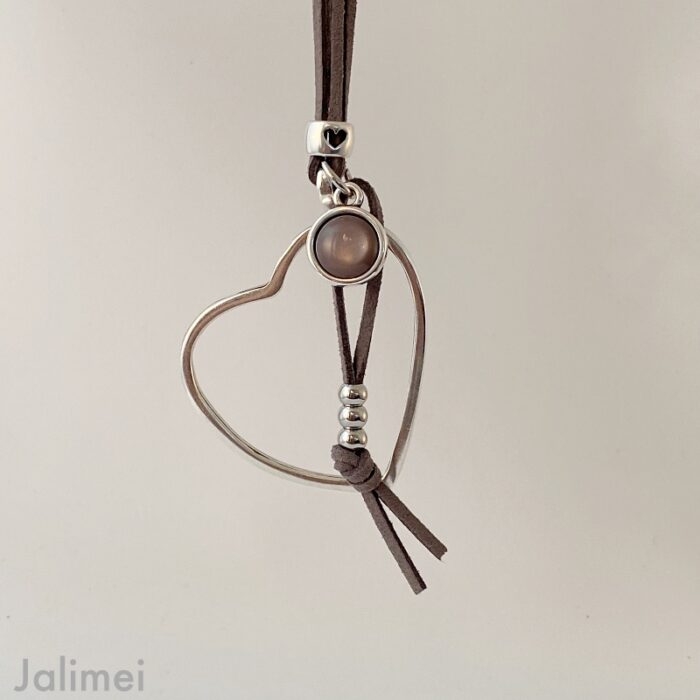 lange Kette mit offenem Herzanhänger in grau