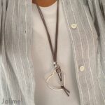 die lange Kette mit offenem Herzanhänger in grau