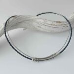 feines Ledercollier mit Rörchen in blau und grau