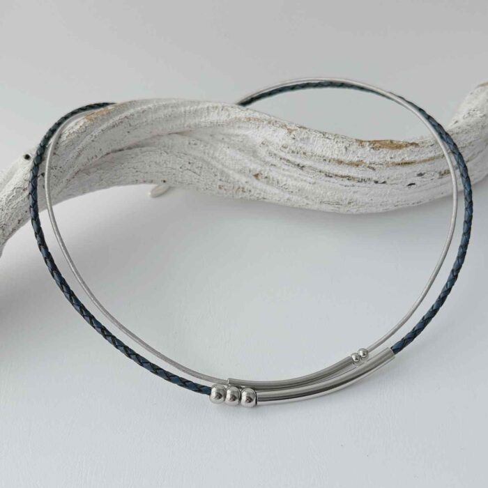 feines Ledercollier mit Rörchen in blau und grau
