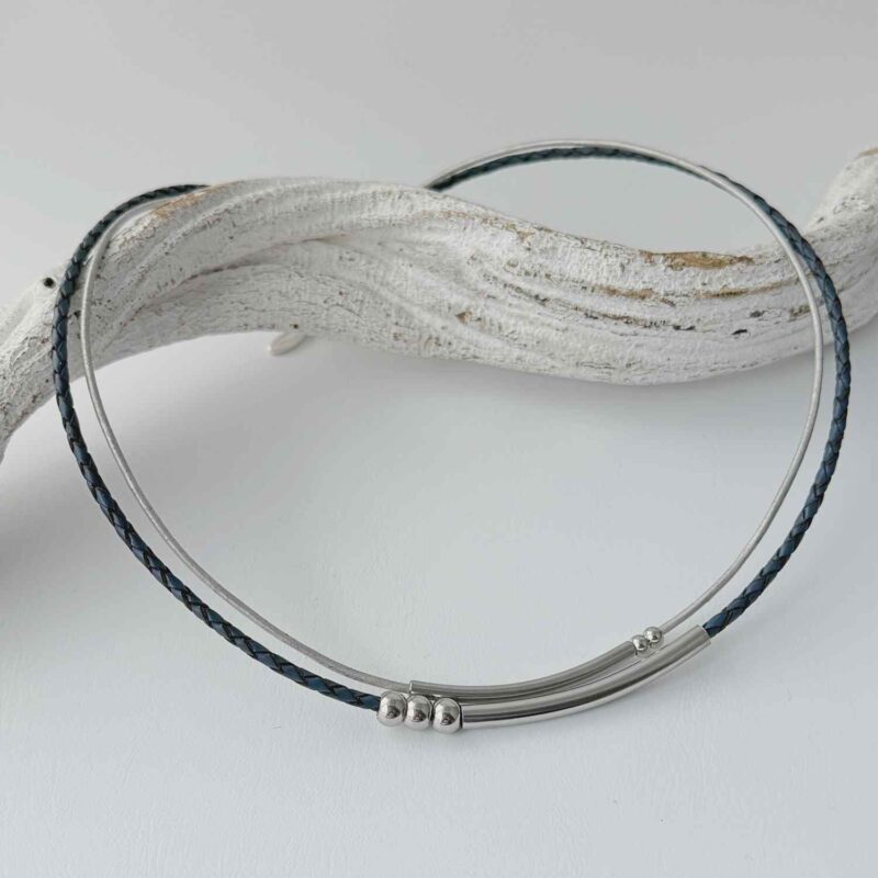 feines Ledercollier mit Rörchen in blau und grau