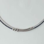 feines Ledercollier mit Rörchen in blau grau