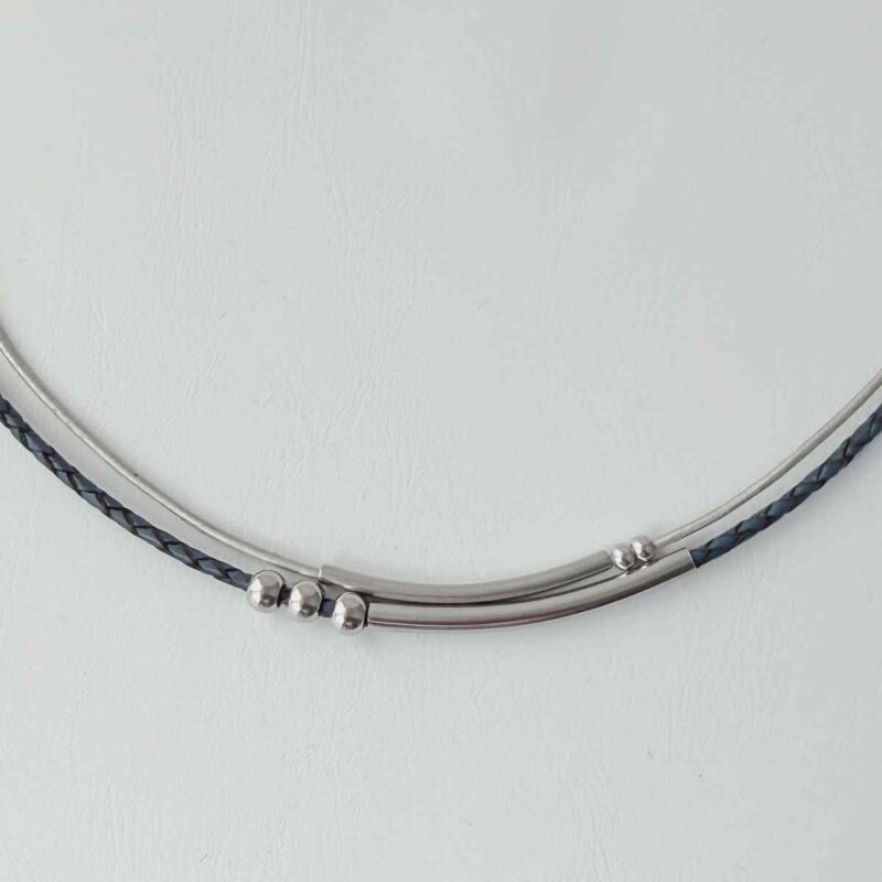 feines Ledercollier mit Rörchen in blau grau