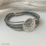 Lederarmband mit gehämmerter Scheibe in grau