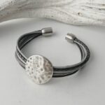 Lederarmband mit gehämmerter Scheibe in grau