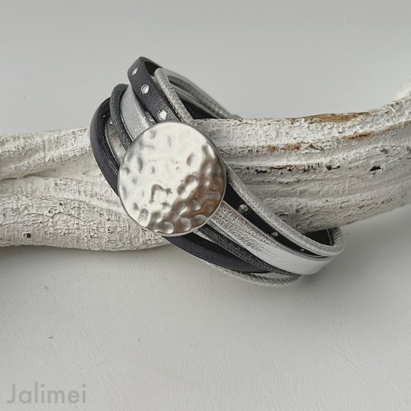 Lederarmband mit einer gehämmerte Scheibe in grau