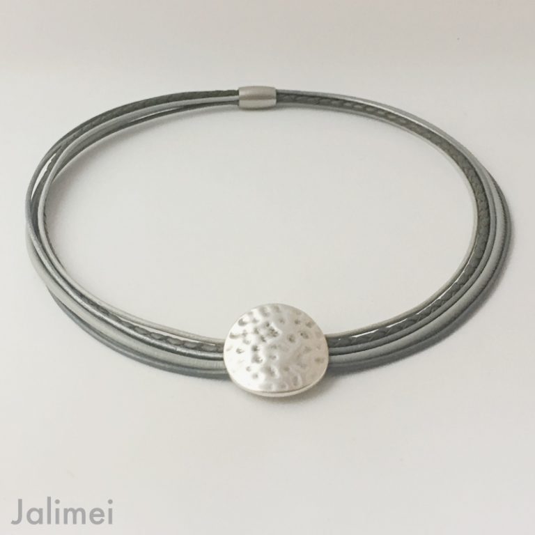 Ledercollier mit gehämmerter Scheibe grau