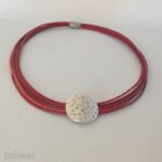 tolles Ledercollier mit gehämmerter Scheibe rot