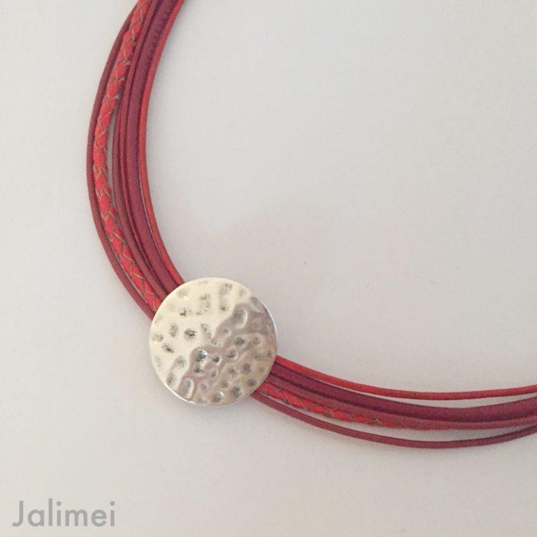 tolles Ledercollier mit gehämmerter Scheibe in rot