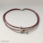 Collier Glitzer mit Kugel weinrot grau