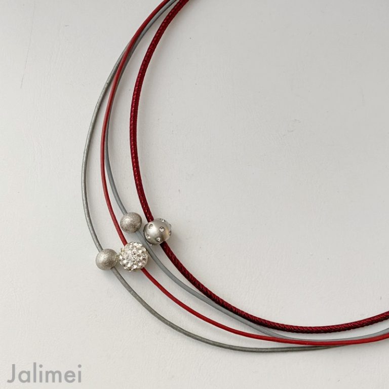 Collier Glitzer mit Kugel in weinrot grau