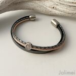 Lederarmband einer kleiner Spirale in grau