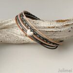 Lederarmband mit kleinem Herz in grau beige