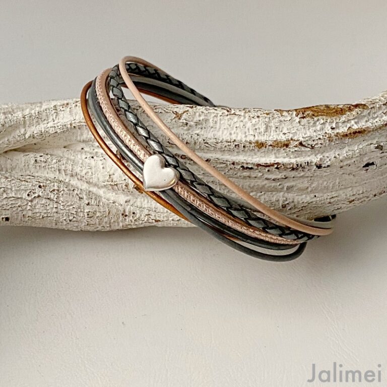 Lederarmband mit kleinem Herz in grau beige