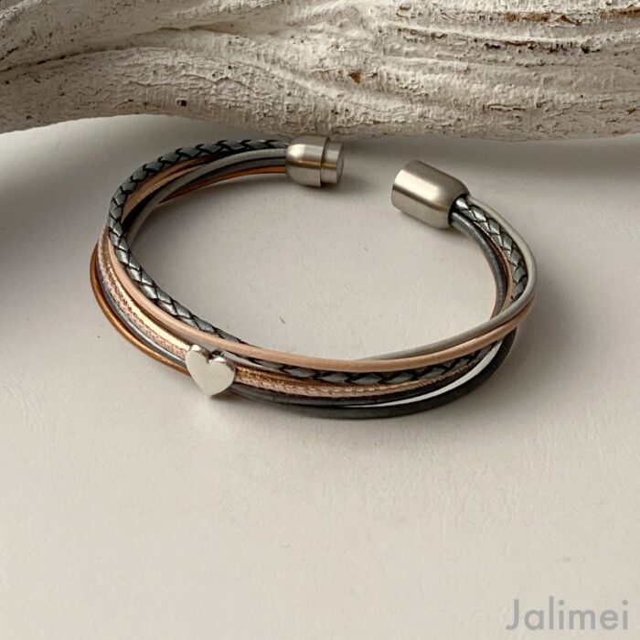 Lederarmband mit kleinem Herz grau beige