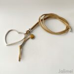 lange Kette mit Herzanhänger beige – Bild 3