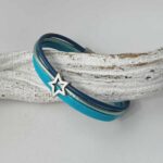 das Lederarmband mit offener Stern in türkis-blau