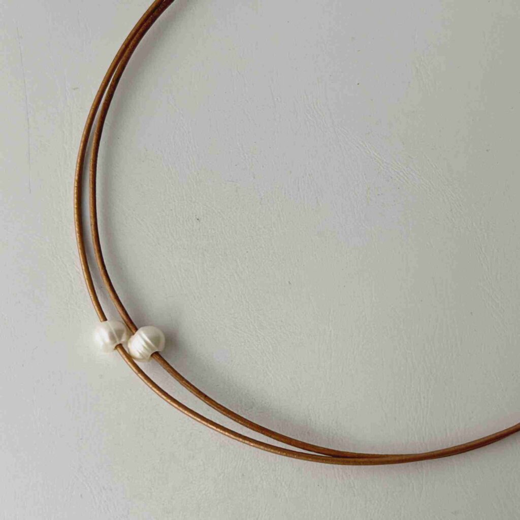 Ledercollier mit einer Perle in braun von Jalimei