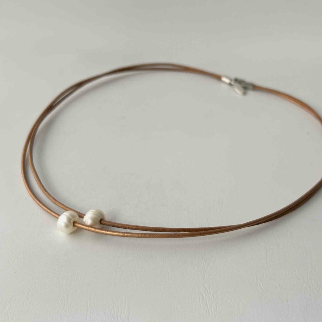 Ledercollier mit Perle in braun von Jalimei