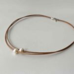 Ledercollier mit Perle in braun von Jalimei