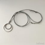 lange Kette mit einem doppeltem Kreisanhänger