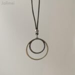 die lange Kette mit einem doppeltem Kreisanhänger