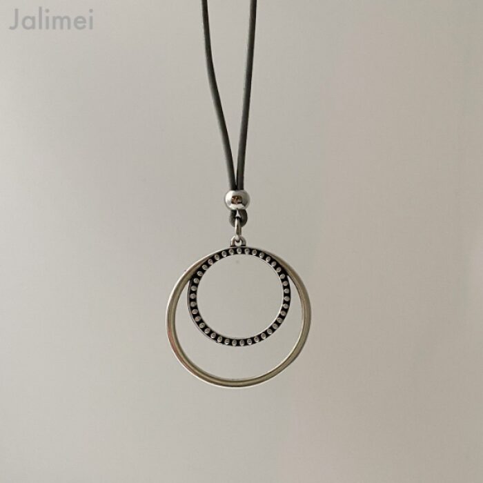 die lange Kette mit einem doppeltem Kreisanhänger