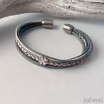 das Glücks-Lederarmband mit Kleeblatt in grau-weiß