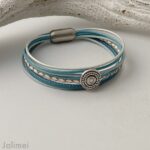 das Lederarmband mit Ethno in hellblau-weiß