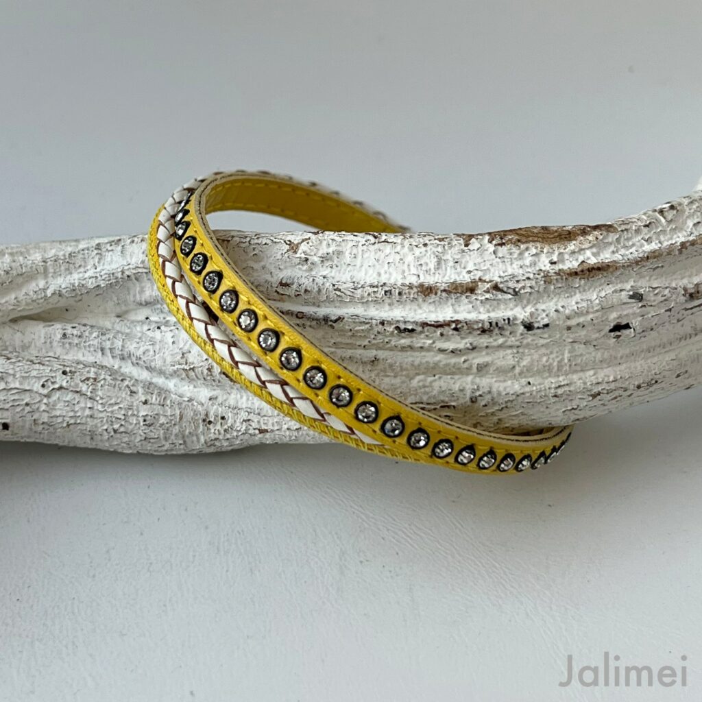 Lederarmband mit Strass in gelb